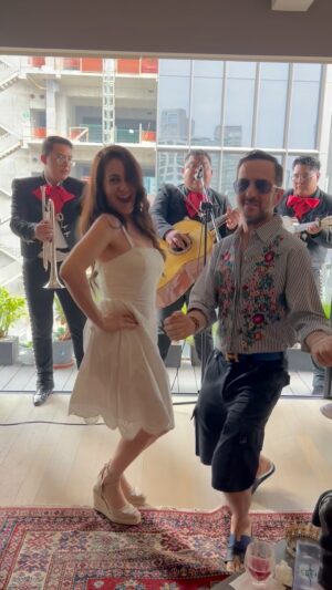 Óscar Madrazo Instagram - Feliz 5 de Mayoooo!!! Con mariachi la vida es mejor cantando 💃🏻🕺🏻🪅🇲🇽
.
.
#5mayo #vivamexico #feliz5demayo #mariachi #losmadrazo