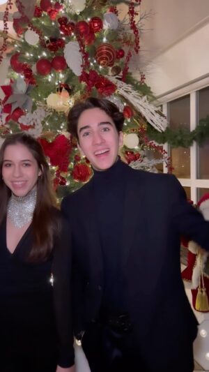 Óscar Madrazo Instagram - LOS MEJORES DESEOS 🎅🏼💋 #feliznavidad #anykmadrazo #axelmadrazo #oscarmadrazo #quemadrazo #losmadrazo 
#mexicandynasties #themadrazos 
Accesorios @anykmadrazo 
@oscarmadrazo x @ghelguera