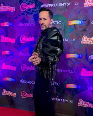 Óscar Madrazo Instagram - ¡ENCIENDAN SUS MOTORES! ❤️‍🔥 #DragRaceMexico jurado @madrazooscar sirviendo flecos para la Kick-Off Party de la Temporada 2 esta noche en @discotecacdmx

🏁 La temporada 2 de @dragracemexico se estrena el 20 de junio a las 8PM CST (CDMX) en una NUEVA PLATAFORMA en México, @wowpresentsplus.

‼️ El primer episodio es GRATIS en @wowpresentspluses para todos los usuarios registrados. ¡Solo crea una cuenta!
