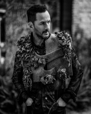 Óscar Madrazo Instagram - LOOKS DIXPA magazine ⚪️⚫️

PORTADA, ENTREVISTA y FASHION editorial 
DIXPA magazine 🔥💥 
Ya puedes descargar la revista en @dixpa.mag 
Foto ieve gonzález
Styling ViKo Navarro
Grooming Nan GC
Apoyo Martin Rodriguez “Chukunu”
Producción Roger SH
Locación Magda San Angel

Look de portada 
Traje: Ricardo Camacho
Playera Kofa Wearing 

Otros diseñadores de la editorial: Merkaba, Bec Moda, Genaro Vidal, Salaises Zamarripa
#looks #fashion #style #mensfashion #oscarmadrazo #quemadrazo #dixpa #dixpamag #dixpamagazine