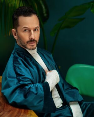 Óscar Madrazo Instagram - LOOKS DIXPA magazine ⚪️⚫️

PORTADA, ENTREVISTA y FASHION editorial 
DIXPA magazine 🔥💥 
Ya puedes descargar la revista en @dixpa.mag 
Foto ieve gonzález
Styling ViKo Navarro
Grooming Nan GC
Apoyo Martin Rodriguez “Chukunu”
Producción Roger SH
Locación Magda San Angel

Look de portada 
Traje: Ricardo Camacho
Playera Kofa Wearing 

Otros diseñadores de la editorial: Merkaba, Bec Moda, Genaro Vidal, Salaises Zamarripa
#looks #fashion #style #mensfashion #oscarmadrazo #quemadrazo #dixpa #dixpamag #dixpamagazine