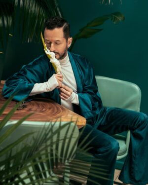 Óscar Madrazo Instagram - LOOKS DIXPA magazine ⚪️⚫️

PORTADA, ENTREVISTA y FASHION editorial 
DIXPA magazine 🔥💥 
Ya puedes descargar la revista en @dixpa.mag 
Foto ieve gonzález
Styling ViKo Navarro
Grooming Nan GC
Apoyo Martin Rodriguez “Chukunu”
Producción Roger SH
Locación Magda San Angel

Look de portada 
Traje: Ricardo Camacho
Playera Kofa Wearing 

Otros diseñadores de la editorial: Merkaba, Bec Moda, Genaro Vidal, Salaises Zamarripa
#looks #fashion #style #mensfashion #oscarmadrazo #quemadrazo #dixpa #dixpamag #dixpamagazine