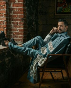 Óscar Madrazo Instagram - LOOKS DIXPA magazine ⚪️⚫️

PORTADA, ENTREVISTA y FASHION editorial 
DIXPA magazine 🔥💥 
Ya puedes descargar la revista en @dixpa.mag 
Foto ieve gonzález
Styling ViKo Navarro
Grooming Nan GC
Apoyo Martin Rodriguez “Chukunu”
Producción Roger SH
Locación Magda San Angel

Look de portada 
Traje: Ricardo Camacho
Playera Kofa Wearing 

Otros diseñadores de la editorial: Merkaba, Bec Moda, Genaro Vidal, Salaises Zamarripa
#looks #fashion #style #mensfashion #oscarmadrazo #quemadrazo #dixpa #dixpamag #dixpamagazine