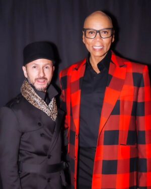 Óscar Madrazo Instagram - @rupaulofficial la madre de todas las Drags y @madrazooscar juez de Drag Race México EN EXCLUSIVA para @escandala 

“THE TIME HAS COME” ¡Es el mes del Pride y @dragracemexico 2! 

@worldofwonder confirma como Juez fijo nuevamente a su consolidado “Fashion King” Oscar Madrazo para su segunda temporada que estrena el 20 de Junio en exclusiva por WOW presents plus! 

¡Esperen noticias de @dragracemexico y @escandala pronto!

Foto de @sonidomasluz