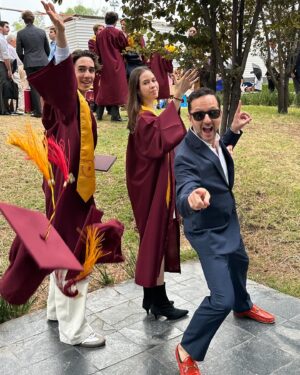 Óscar Madrazo Instagram - Anyk & Axel, mis tesoros!
Llego el día de su graduación, ese día que veía tan tan taaaaan lejano.
Se termina una de las etapas más increíbles e inolvidables de nuestras vidas pero mas allá de  secarme las lágrimas quiero felicitarlos por su gran desempeño, constancia y lucha para su educación fuera de casa. Son unos campeones mis amores!!!! 
Eso si, nunca les revise o ayude a hacer la tarea porque tenía que trabajar pero también por hacerlos responsables y lo logramos; Es una de las grandes cualidades que llevan en la bolsa para siempre. 
Nunca fui obsesivo de las calificaciones pero si de verlos aprovechar, superarse y lograr rebasar su propia marca ….y me salió bien porque terminaron con excelentes resultados y más que nada, disfrutaron el camino y construyeron amistades de vida. 
Felicidades, están muy preparados y son muy competitivos, aunque la vida más bien debe ser una competencia sana con uno mismo para descubrir sus regalos y potencial, sumarlos a su pasión y sueños, para estar orgullosos y satisfechos de ustedes mismos.
Gracias por valorar todos mis esfuerzos tantos años y aprovecharlos; Están llenos de talentos, ahora úsenlos para bien. 
Gracias por darme una ilusión infinita cada mañana al verlos salir a construir su vida.
Me despertaba ilusionado para acompañarlos y llenarlos de energía y retos. Les preparé su desayuno con amor para que se fueran satisfechos (y no comer tantas porquerías jajajaja). 
Sigamos caminando hacia el futuro, siempre de la mano de Dios con agradecimiento y humildad
Aqui seguiré para Ustedes aunque me necesiten menos pero siempre extrañándolos y deseándoles lo mejor en este misterioso y maravilloso ciclo de la vida.
A seguir triunfando mis amores en su nueva vida personal y profesional. 
Siempre serán la mejor razón de mi existencia.
Los ama, 
Papá ❣️
