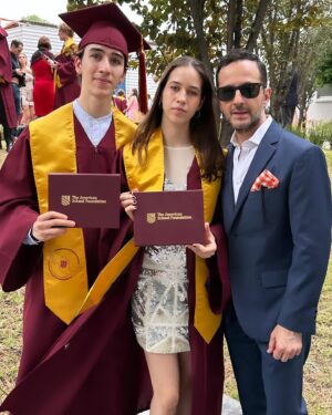 Óscar Madrazo Instagram - Anyk & Axel, mis tesoros!
Llego el día de su graduación, ese día que veía tan tan taaaaan lejano.
Se termina una de las etapas más increíbles e inolvidables de nuestras vidas pero mas allá de  secarme las lágrimas quiero felicitarlos por su gran desempeño, constancia y lucha para su educación fuera de casa. Son unos campeones mis amores!!!! 
Eso si, nunca les revise o ayude a hacer la tarea porque tenía que trabajar pero también por hacerlos responsables y lo logramos; Es una de las grandes cualidades que llevan en la bolsa para siempre. 
Nunca fui obsesivo de las calificaciones pero si de verlos aprovechar, superarse y lograr rebasar su propia marca ….y me salió bien porque terminaron con excelentes resultados y más que nada, disfrutaron el camino y construyeron amistades de vida. 
Felicidades, están muy preparados y son muy competitivos, aunque la vida más bien debe ser una competencia sana con uno mismo para descubrir sus regalos y potencial, sumarlos a su pasión y sueños, para estar orgullosos y satisfechos de ustedes mismos.
Gracias por valorar todos mis esfuerzos tantos años y aprovecharlos; Están llenos de talentos, ahora úsenlos para bien. 
Gracias por darme una ilusión infinita cada mañana al verlos salir a construir su vida.
Me despertaba ilusionado para acompañarlos y llenarlos de energía y retos. Les preparé su desayuno con amor para que se fueran satisfechos (y no comer tantas porquerías jajajaja). 
Sigamos caminando hacia el futuro, siempre de la mano de Dios con agradecimiento y humildad
Aqui seguiré para Ustedes aunque me necesiten menos pero siempre extrañándolos y deseándoles lo mejor en este misterioso y maravilloso ciclo de la vida.
A seguir triunfando mis amores en su nueva vida personal y profesional. 
Siempre serán la mejor razón de mi existencia.
Los ama, 
Papá ❣️