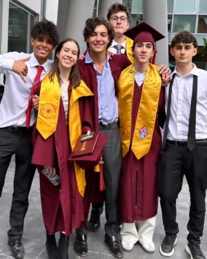 Óscar Madrazo Instagram - Anyk & Axel, mis tesoros!
Llego el día de su graduación, ese día que veía tan tan taaaaan lejano.
Se termina una de las etapas más increíbles e inolvidables de nuestras vidas pero mas allá de  secarme las lágrimas quiero felicitarlos por su gran desempeño, constancia y lucha para su educación fuera de casa. Son unos campeones mis amores!!!! 
Eso si, nunca les revise o ayude a hacer la tarea porque tenía que trabajar pero también por hacerlos responsables y lo logramos; Es una de las grandes cualidades que llevan en la bolsa para siempre. 
Nunca fui obsesivo de las calificaciones pero si de verlos aprovechar, superarse y lograr rebasar su propia marca ….y me salió bien porque terminaron con excelentes resultados y más que nada, disfrutaron el camino y construyeron amistades de vida. 
Felicidades, están muy preparados y son muy competitivos, aunque la vida más bien debe ser una competencia sana con uno mismo para descubrir sus regalos y potencial, sumarlos a su pasión y sueños, para estar orgullosos y satisfechos de ustedes mismos.
Gracias por valorar todos mis esfuerzos tantos años y aprovecharlos; Están llenos de talentos, ahora úsenlos para bien. 
Gracias por darme una ilusión infinita cada mañana al verlos salir a construir su vida.
Me despertaba ilusionado para acompañarlos y llenarlos de energía y retos. Les preparé su desayuno con amor para que se fueran satisfechos (y no comer tantas porquerías jajajaja). 
Sigamos caminando hacia el futuro, siempre de la mano de Dios con agradecimiento y humildad
Aqui seguiré para Ustedes aunque me necesiten menos pero siempre extrañándolos y deseándoles lo mejor en este misterioso y maravilloso ciclo de la vida.
A seguir triunfando mis amores en su nueva vida personal y profesional. 
Siempre serán la mejor razón de mi existencia.
Los ama, 
Papá ❣️