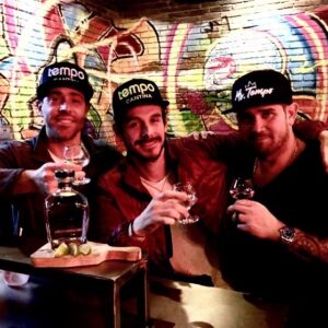 Oscar Priego Instagram - Orgulloso de mi amigo @albertoagnesi y su marca de tequila @senordeloscielostequila ya en @mr.tempo 🔥