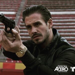 Oscar Priego Instagram - Gracias! Gracias! Gracias! No tengo más palabras que decir que GRACIAS! A todos los fans a toda la gente que nos vio y nos dejó entrar en sus casas noche tras noche  durante tantas temporadas. A los fans los llevaré en el corazón y El Gallo jamás los olvidara. Gracias a @stopello por haber creido en mi para darle vida a este gran personaje , gracias a @telemundo por la oportunidad de interpretarlo y gracias a @indirapaezd haber puesto su corazón en esta última temporada. Gracias @marianaiskandarani por TODO. Mi elenco el mejor no pude pedir mejores compañeros de trabajo, gracias por eso a cada uno de ustedes y en especial a mi querida @aurorinna mi chepina con quien llore, grite, no llegue, me caí, me levante me perdí y me encontré.  A todos ❤️