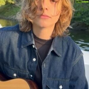 Oscar Stembridge Instagram - Id rather be numb…💔 

#oscarstembridge #singer #guitar #newartist #reels @samtompkinsuk