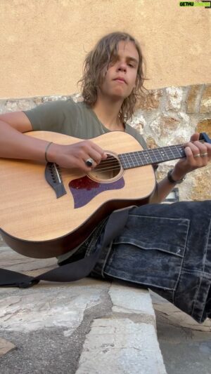 Oscar Stembridge Instagram - There is nothing like being on holiday with Taylor❤️ @taylorguitars  #oscarstembridge #musician #taylorguitars #guitar