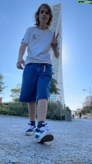 Oscar Stembridge Instagram - What if nobody felt lonely and had someone to hold? 

#whatif #oscarstembridge #newmusic #songofthesummer #agt #musician #reels #singer
