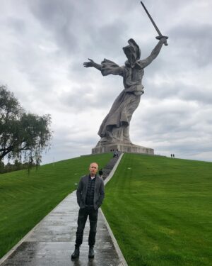 Oskar Kuchera Instagram - Был только что в Волгограде. Не смог не заехать перед вылетом на Мамаев Курган. Место силы. Не понимаю, как люди, победившие войну, могут разрушать подобные  памятники.... 
Что-то не так с этими людьми...