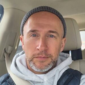 Oskar Kuchera Instagram - Доброго дня всем. Странное какое то состояние последние несколько дней. 
Вроде происходит много движений вокруг, и работа кипит, но ощущение какого-то безвременья никак не отпускает... словно огромные жернова в бескрайнем  вакууме перетирают всё сделанное за последние десятки лет... и самое неприятное ощущение,  что выход из этого пространства точно существует, но где абсолютно непонятно...

В таких случаях "благородный муж" обязан собрать волю в кулак и продолжать двигаться в направлении света. У каждого этот свет свой. Так что просто желаю вам его видеть, или хотя-бы понимать с какой стороны исходит свечение!) Мир вашему дому!