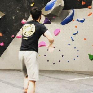 Osric Chau Instagram - Repping my @eatdochay shirt at the @hiveclimbing today. Back on the wall 😄
#hivesurrey