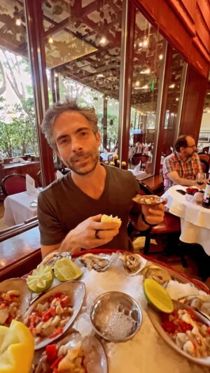 Osvaldo Benavides Instagram - La receta secreta de almejas con mi tequila preferido @1800mx en mi resto favorito @aupieddecochonmx celebrando el éxito de #NochedeBodas con la familia.