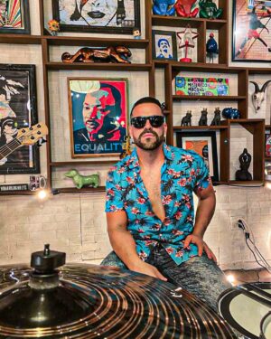 Osvaldo Friger Instagram - Shooting 🎥🍿 #Domirriqueños3 @elmicha 🇵🇷🇨🇺🇩🇴🇺🇸🌎 #Enpeliculao #Musica #caribe #Mofongo #Mangu #CubaLibre @gilbertomenamusic @omar_josue foto by @jennyvelazquezpr @sancochomusic