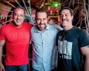 Otávio Martins Instagram - Feijoada de aniversário do meu amigo @guilhermeboulos.oficial, com sorriso, samba e muita gente amiga. Parabéns ao futuro prefeito de São Paulo! ❤️