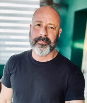 Otávio Martins Instagram - Essa foto é IA, mas deu vontade de fazer um personagem assim, de barba e cabeça raspada. Cara de vilão, né? 😬