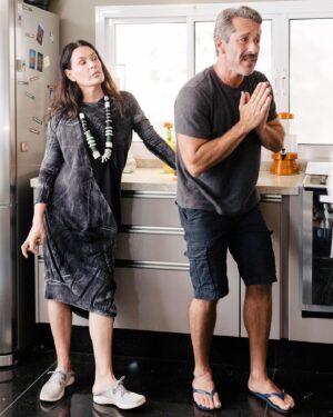 Otávio Martins Instagram - #tbt a saudade que eu estou de abraçar essa minha amiga/irmã! Na foto, uma cena de “Pandêmicos”, websérie que eu e a @carolinaferraz produzimos em plena pandemia, tendo nosso parceiro e amigo @thialbanese no time e a direção do @peulima ! Para assistir, os oito episódios estão na Amazon Prime. ❤️