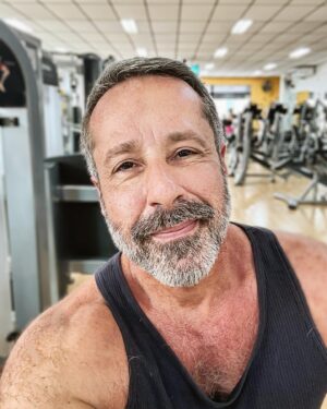 Otávio Martins Instagram - Cabelinho cortado, barba na risca, academia vazia. Daddy is back! 🤘