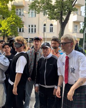 Otto Waalkes Instagram - Wie bitte? Wir sind Nummer Eins?!