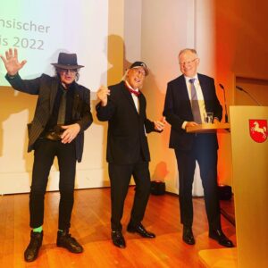 Otto Waalkes Instagram - Es gibt ja so viele gute Preise, den Niedersächsischen Staatspreis, zum Beispiel. Den hab ich jetzt! Aber das Beste daran war, dass UDO die Laudatio für mich gehalten hat! Wahnsinn! 
Wir sind schon länger Freunde als es Niedersachsen überhaupt gibt! Daaanke