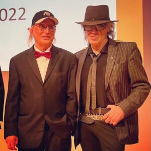 Otto Waalkes Instagram - Es gibt ja so viele gute Preise, den Niedersächsischen Staatspreis, zum Beispiel. Den hab ich jetzt! Aber das Beste daran war, dass UDO die Laudatio für mich gehalten hat! Wahnsinn! 
Wir sind schon länger Freunde als es Niedersachsen überhaupt gibt! Daaanke