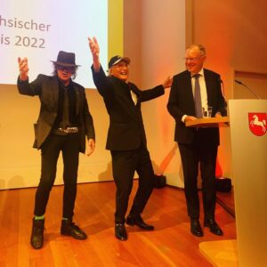 Otto Waalkes Instagram - Es gibt ja so viele gute Preise, den Niedersächsischen Staatspreis, zum Beispiel. Den hab ich jetzt! Aber das Beste daran war, dass UDO die Laudatio für mich gehalten hat! Wahnsinn! 
Wir sind schon länger Freunde als es Niedersachsen überhaupt gibt! Daaanke