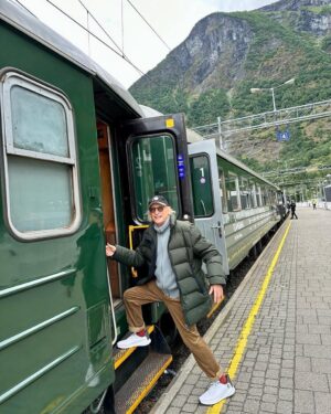 Otto Waalkes Instagram - Danke für eure tollen Glückwünsche! Ich kann jetzt nicht alle beantworten, sonst fährt der Zug ohne mich ab! Ich weiß auch gar nicht, wo es hingeht, aber wer weiß das schon?