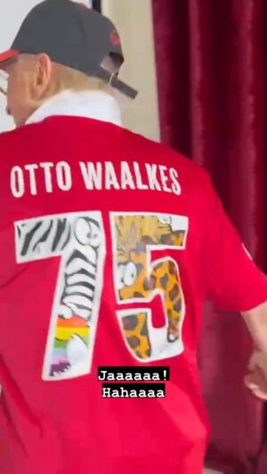 Otto Waalkes Instagram - Leider bin ich beim @battleofthesocials nicht dabei, aber als „Hät of Diesein“ konnte ich zumindest meine Ottifanten auf die Trikots schmuggeln….gefällt‘s euch?

#bots23 @eliasn97 @lena @knossi @youneszarou