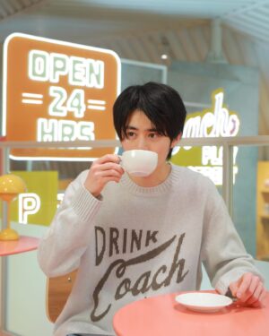 Ouji Suzuka Instagram - コーチ　プレイ@キャットストリート

少しお先に行ってきました！
Tabbyやウェア、シューズの最新作も揃っていて、最上階にはカフェがありコーヒーを飲んでゆっくりすることもできます。入った瞬間からワクワクして楽しい時間を過ごせました！！フォトブースもあったりするので、是非行って楽しんできて下さい〜🙋‍♂️

#コーチプレイ
#CoachNY
#CoachJapan
@coach_japan
@coach