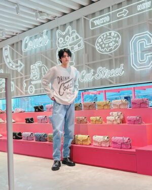 Ouji Suzuka Instagram - コーチ　プレイ@キャットストリート

少しお先に行ってきました！
Tabbyやウェア、シューズの最新作も揃っていて、最上階にはカフェがありコーヒーを飲んでゆっくりすることもできます。入った瞬間からワクワクして楽しい時間を過ごせました！！フォトブースもあったりするので、是非行って楽しんできて下さい〜🙋‍♂️

#コーチプレイ
#CoachNY
#CoachJapan
@coach_japan
@coach