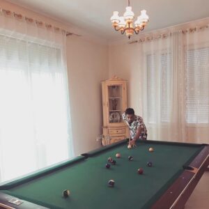 Oussama El Mestari Instagram - Le billard, c’est comme la vie. Ça tient à un cheveu.une seconde.une rencontre.un souffle😉profitez l’équipe on est que de passage apprécie chaque moments de la vie 😘