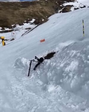 Oussama El Mestari Instagram - J’aime trop le ski 🎿 ❤️👉🏾#ligamentscroisés 🎉