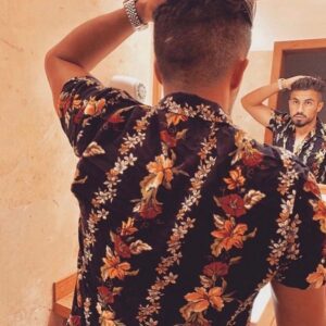 Oussama El Mestari Instagram - Regarde-toi dans le miroir et rappelle-toi d’être heureux par ce que tu le mérite.😉