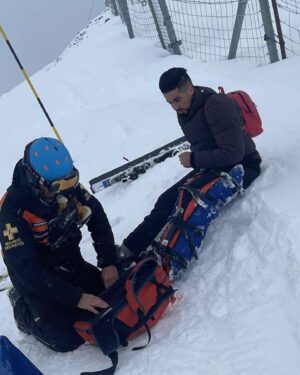Oussama El Mestari Instagram - J’aime trop le ski 🎿 ❤️👉🏾#ligamentscroisés 🎉
