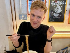 Owain Wyn Evans Instagram - A gorgeous weekend 🥰 Celebrations, cake, ice cream, ramen and @dr_bev_1701 ‘s wig 💅🏻 See you tomorrow, bright and early ☀️ @bbcradio2 🧡