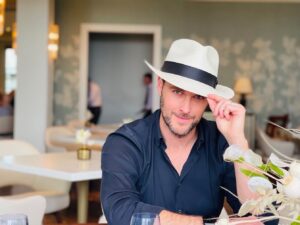 Owain Yeoman Instagram - HAPPY MONDAY!! A tip o’ the hat to a great week ahead! #hat #brunch #mondaymotivation #monday #newweek #rosewoodmiramarbeach #rosewoodhotels #rosewood #menwearinghats #stetson #fashion #mensfashion #style #leaveyourhaton