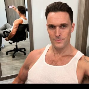 Owain Yeoman Instagram - New work, who dis? #actorslife #actor #trailerselfie #trailer #onset #work #workit #acting #fit #fitness