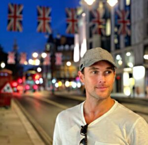 Owain Yeoman Instagram - Wherever I lay my @ that’s my home. #greatbritain #london #UK #travel #familyvacation #travelphotography #unionjack #memories #england #home #british #city #brightlightsbigcity #night
