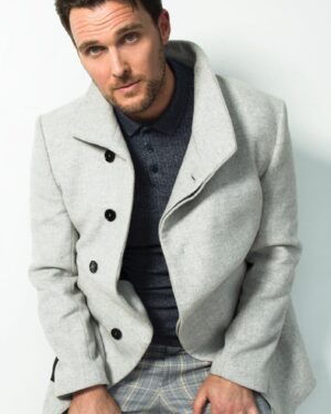 Owain Yeoman Instagram - This is a very natural photo-shoot pose I like to call “check out my check pants!” Not a paid partnership with @Zara even though all wardrobe was from @Zara 🙌🏻 #check #checkitout #checkit #checkplease #photoshoot #chrissinger #fashion #fashionshoot #mensfashion #zara
