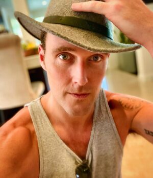 Owain Yeoman Instagram - Wishing all my wonderful followers a Happy Friday! Sending each and every one of you light, love, positivity and happiness. Have a great weekend X #friday #tgif #positivevibesonly #tipofthehat #love #light #positivity #gratutide #inclusion #followers #lovemyfollowers #staysafe #stayhome #beexcellenttoeachother