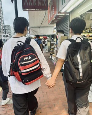 Owen Cheung Instagram - 好開心 
今日佢哋接我放學
好感恩

#日日也是家庭日
#我迫佢拖手😂