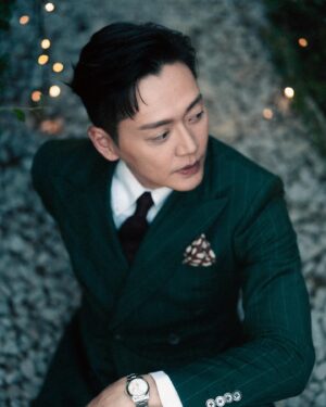 Owen Cheung Instagram - 我對套西裝表示十分滿意😍

📷 @herman_hohoho 
Suit: @bespoked_ianchang 
Make up: @henryli_makeup 
Hair: @larryho_hairstylist 
Shoes: @hoaxhk