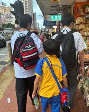 Owen Cheung Instagram - 好開心 
今日佢哋接我放學
好感恩

#日日也是家庭日
#我迫佢拖手😂