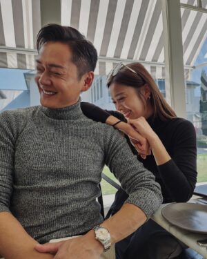 Owen Cheung Instagram - 大家好
今晚係我榮升導演之日🥳
希望大家可以支持下

10:30約埋班fd去旅行
@laiwinki @brianchu0523 
仲會係MV既男女主角
兩位淋漓盡致嘅演繹
令我感動不已
千其唔好錯過💪🏻

#約埋班friend去旅行