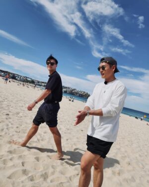 Owen Cheung Instagram - 大家好
今晚係我榮升導演之日🥳
希望大家可以支持下

10:30約埋班fd去旅行
@laiwinki @brianchu0523 
仲會係MV既男女主角
兩位淋漓盡致嘅演繹
令我感動不已
千其唔好錯過💪🏻

#約埋班friend去旅行