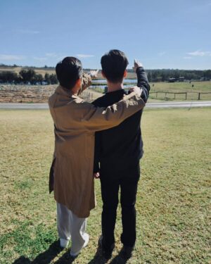 Owen Cheung Instagram - 大家好
今晚係我榮升導演之日🥳
希望大家可以支持下

10:30約埋班fd去旅行
@laiwinki @brianchu0523 
仲會係MV既男女主角
兩位淋漓盡致嘅演繹
令我感動不已
千其唔好錯過💪🏻

#約埋班friend去旅行