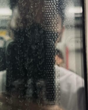 Owen Cheung Instagram - 今天搭地鐵
發覺有大約80%嘅人
都係耷低頭玩電話
當你冇玩，會有種感覺你好似唔係人咁😂

但我忍到🤘🏻因為我好想望下而家既人🫰🏻

#你有冇相同感覺